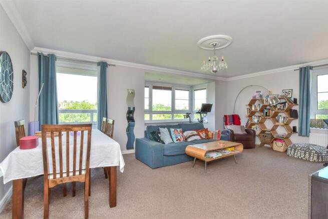 Lounge/ Dining Room