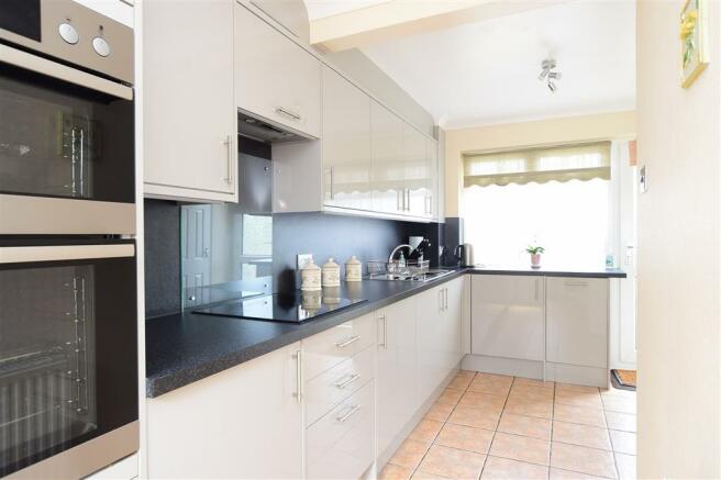 2 bedroom terraced house for sale in the byway, brighton