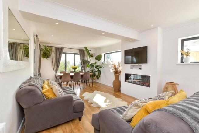 Lounge/ Dining Room