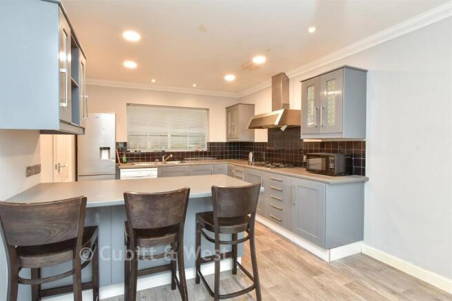 Kitchen/ Breakfast Room