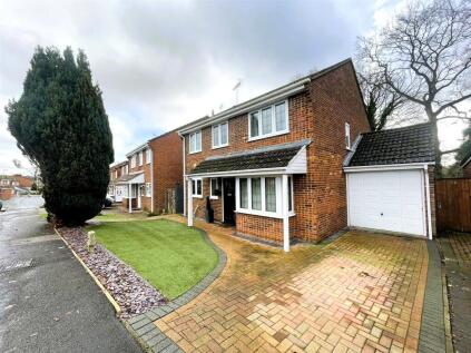 Cotswold Close, Farnborough, Hampshire, GU14