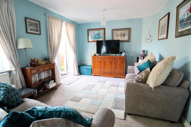 Living room (2).jpg