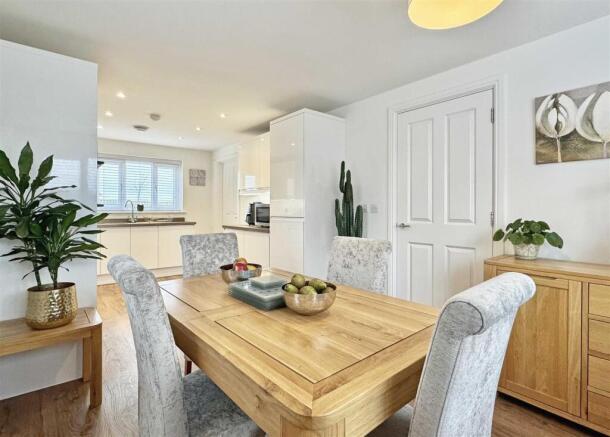 Dining Area b.jpg
