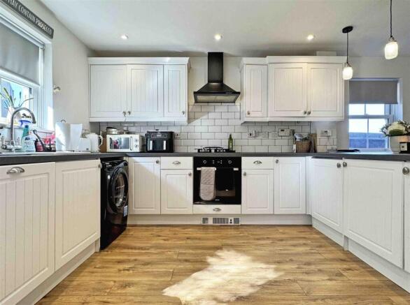 Kitchen b.jpg