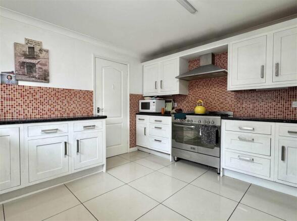 Kitchen e.jpg
