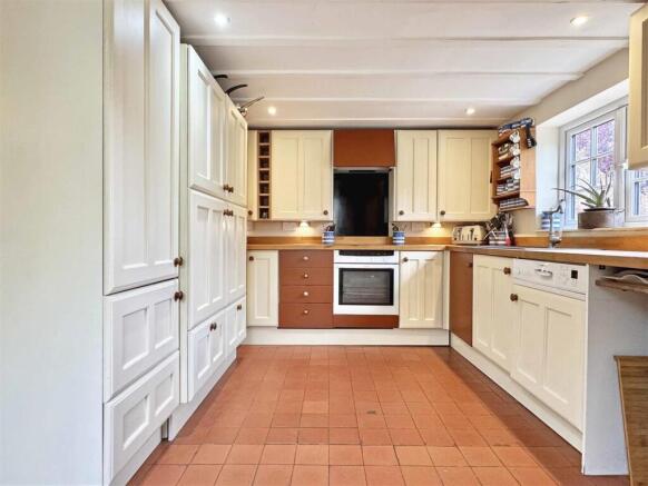 Kitchen b.jpg