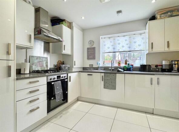 Kitchen b.jpg