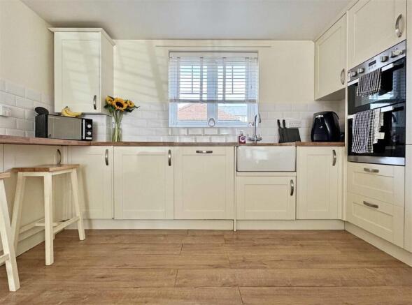 Kitchen b.jpg