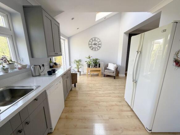 KITCHEN/BREAKFAST 