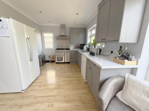 KITCHEN/BREAKFAST