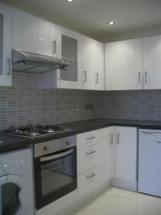 Modern fitted white lacquered style Kitchen