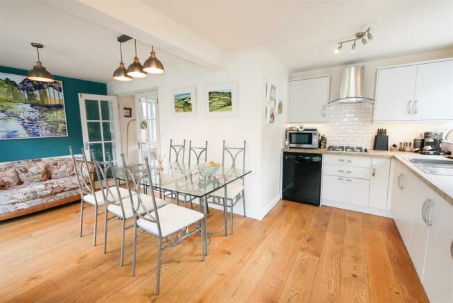 KITCHEN/DINING ROOM