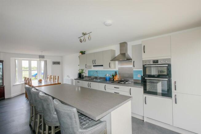 KITCHEN/DINING ROOM