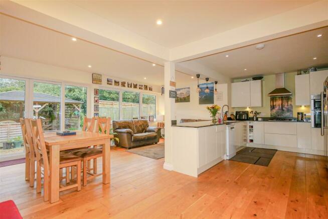 OPEN PLAN KITCHEN/DINING ROOM