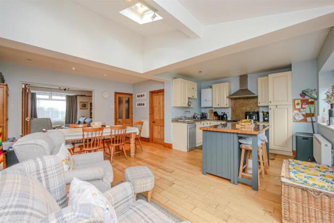 Open Plan Kitchen/Diner/Reception