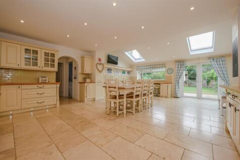 Thame Road, Stadhampton