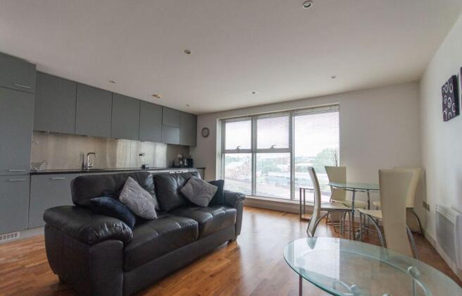 OPEN-PLAN LIVING AREA