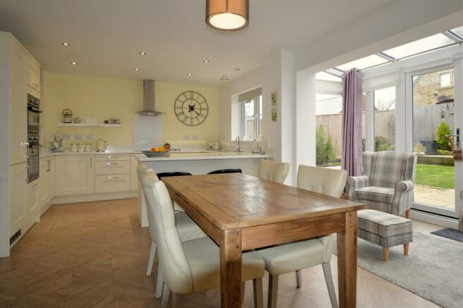 OPEN PLAN KITCHEN DINER & FAMILY AREA