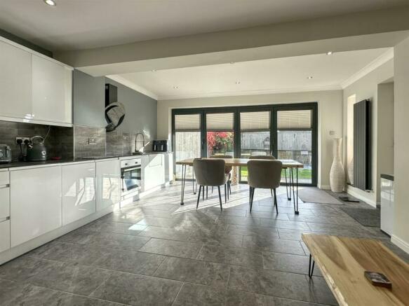 OPEN PLAN KITCHEN, DINING & FAMILY AREA