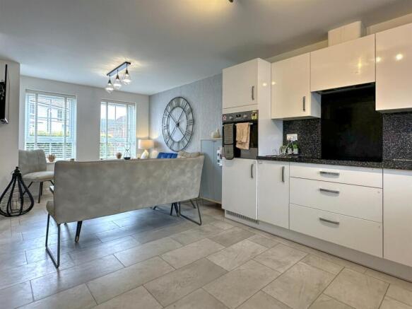OPEN PLAN KITCHEN DINING & FAMILY AREA