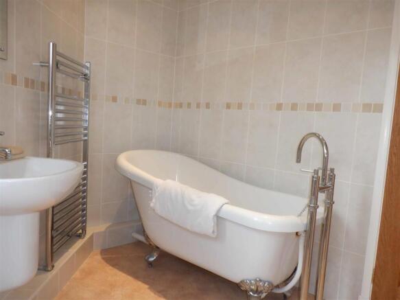 BATHROOM/WC