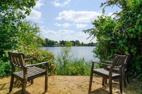 Ashurst Drive, Shepperton, Middlesex, TW17