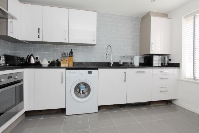 FULLY FITTED KITCHEN