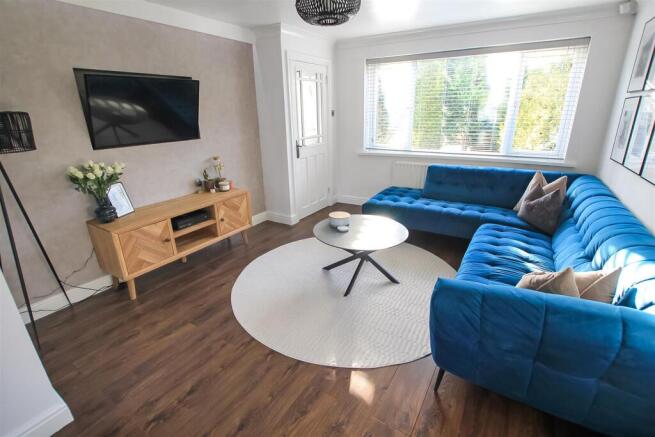 Living Room (2).jpg