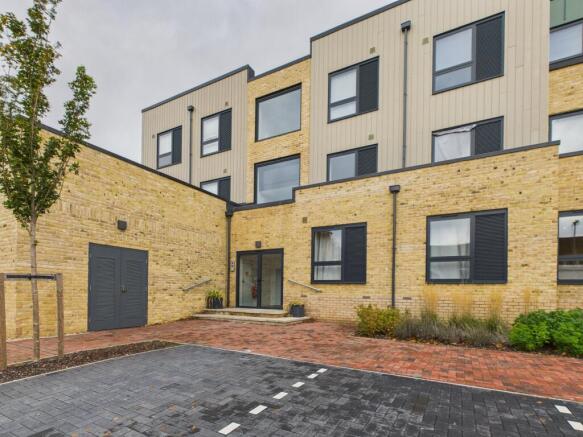 CAM02519G0-PR0353-STILL008