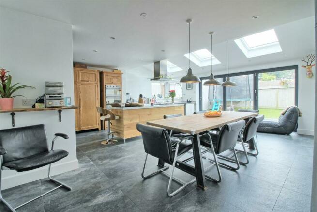 OPEN PLAN KITCHEN pic 3