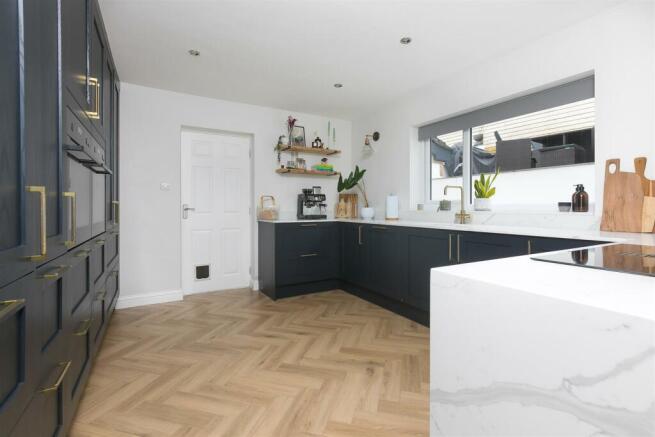 OPEN PLAN KITCHEN / DINING ROOM