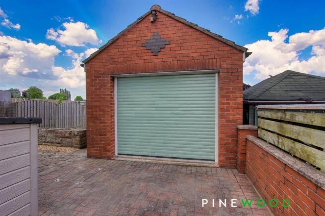 SINGLE GARAGE/WORKSHOP/WC