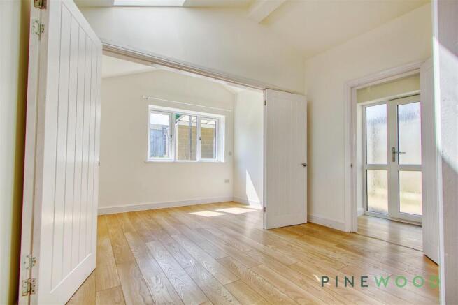 FAMILY ROOM / DINING ROOM