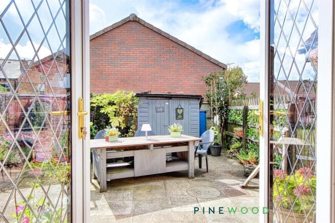 lounge to rear garden