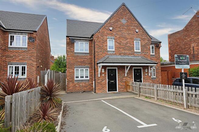 3 bedroom semi-detached house to rent in Pond Street, Chesterfield