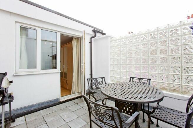 Large One-Bedroom Flat with Roof Terrace