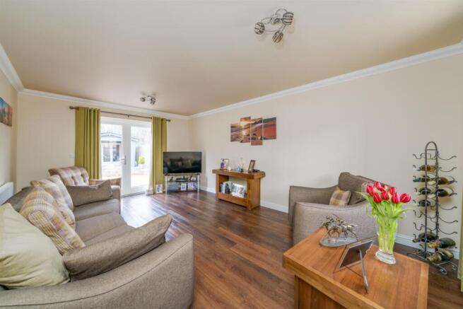 54 Springwood Rise-03.jpg