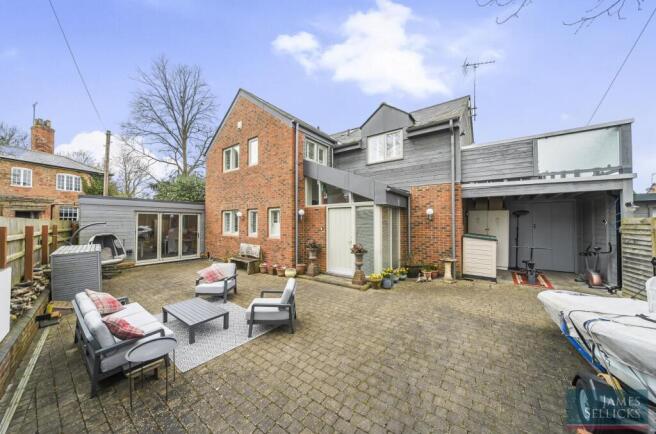 Courtyard entertaining terrace