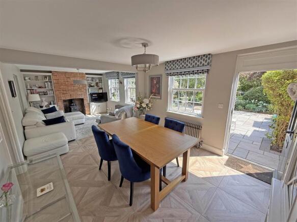Open plan sitting / dining room