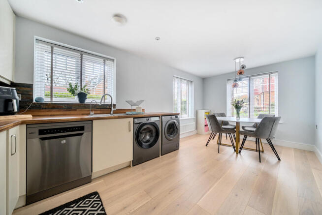 1375415-9-690b2df...