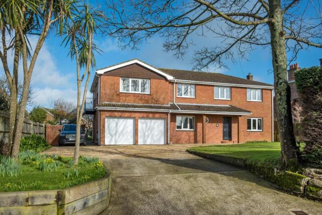 Front Elevation & Driveway (2)
