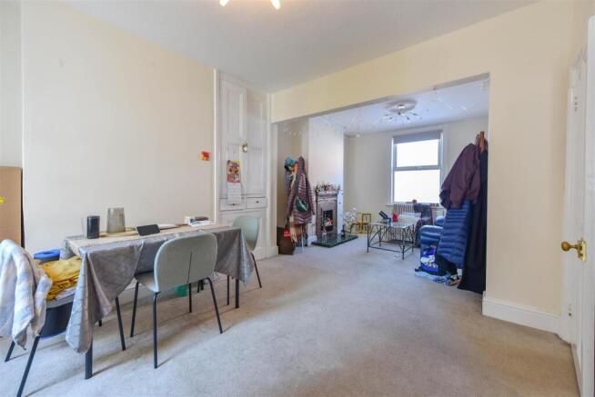 LOUNGE/DINING ROOM