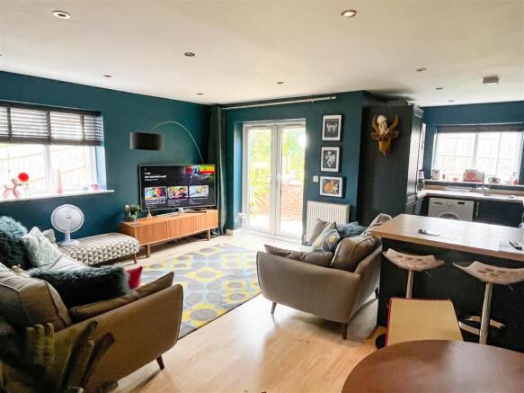 LOUNGE/DINER