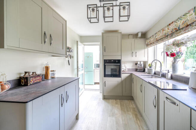 1372231-8-68f8d12...