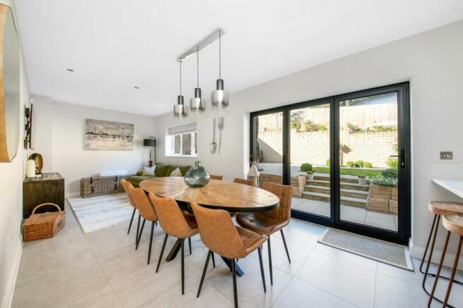 OPEN-PLAN DINING KITCHEN AND FAMILY ROOM