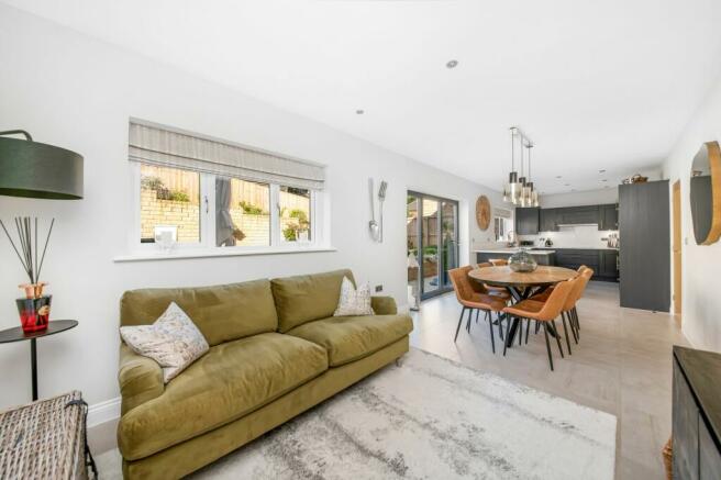 OPEN-PLAN DINING KITCHEN AND FAMILY ROOM