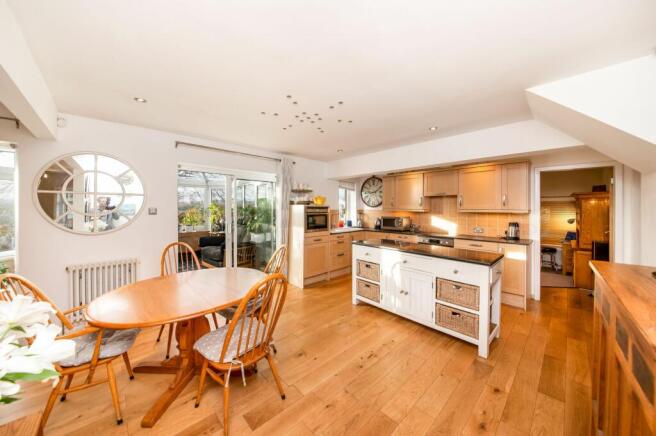 OPEN-PLAN DINING KITCHEN