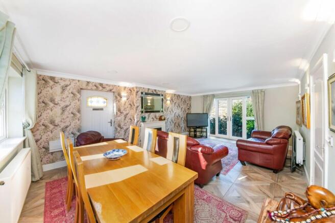 OPEN-PLAN LIVING DINING ROOM