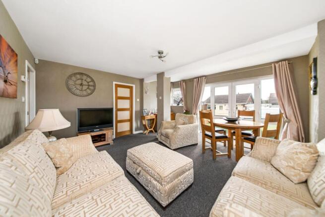 OPEN-PLAN LIVING DINING ROOM