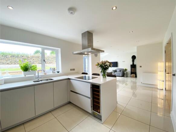 OPEN-PLAN DINING KITCHEN AND FAMILY ROOM